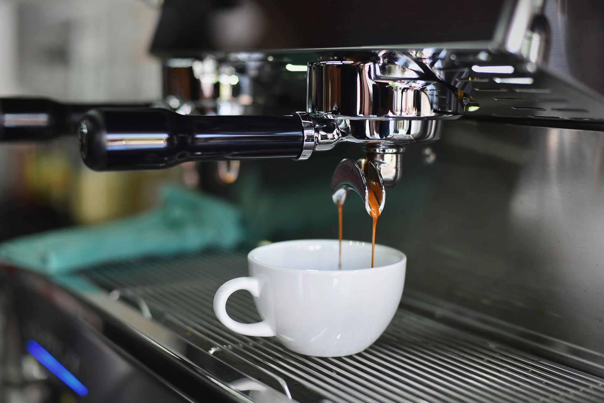 Ciśnieniowy, przelewowy, na kapsułki – poznaj rodzaje ekspresów do kawy