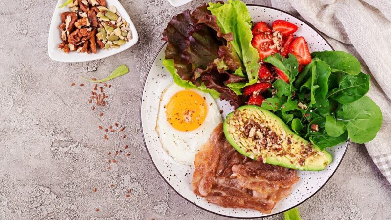 10 prostych przepisów na śniadania, obiady i kolacje w diecie niskowęglowodanowej low carb