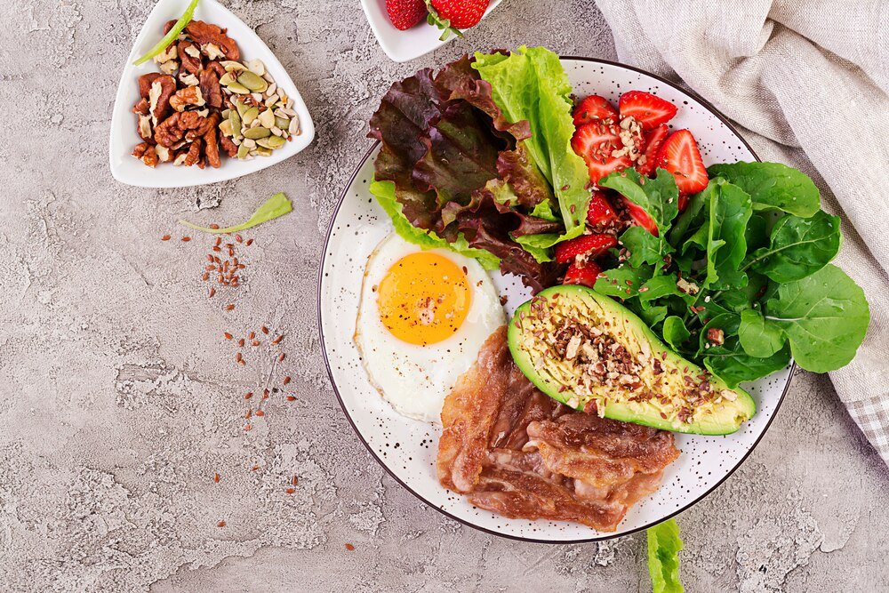 10 prostych przepisów na śniadania, obiady i kolacje w diecie niskowęglowodanowej low carb