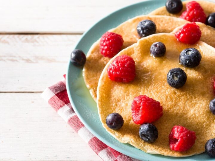 Keto pancakes – przepisy na wytrawne i słodkie pankejki z mąki kokosowej i migdałowej