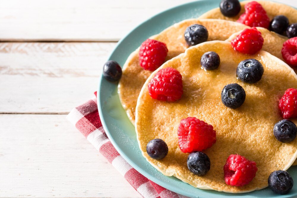 Keto pancakes – przepisy na wytrawne i słodkie pankejki z mąki kokosowej i migdałowej