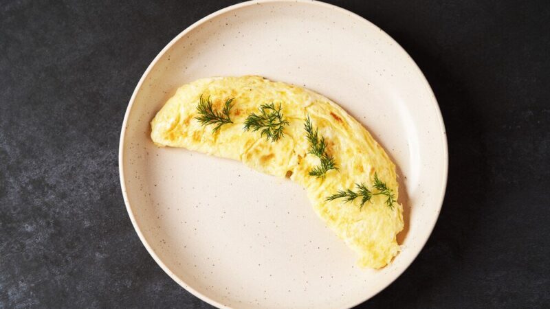 Puszysty omlet dla dzieci na słodko i wytrawnie – 3 przepisy