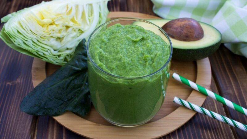Smoothie ze szpinakiem: 10 przepisów na zdrowe koktajle