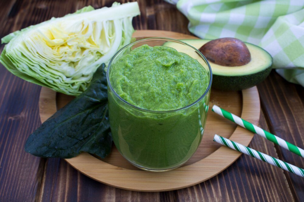 Smoothie ze szpinakiem: 10 przepisów na zdrowe koktajle