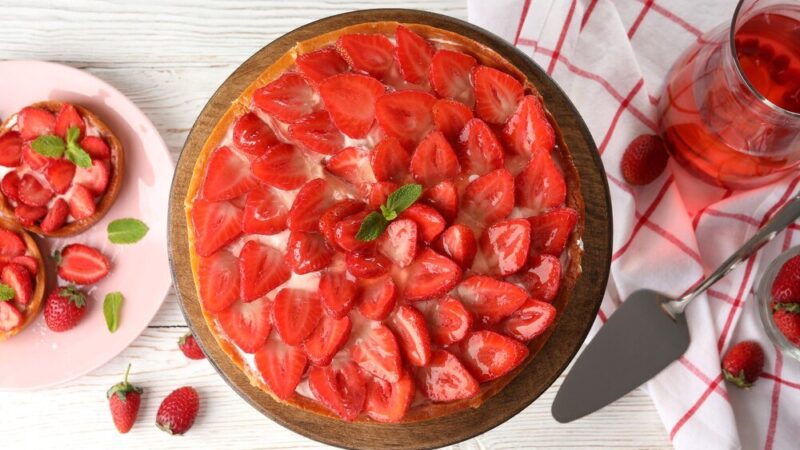 Tort truskawkowy z mascarpone i galaretką – przepis krok po kroku