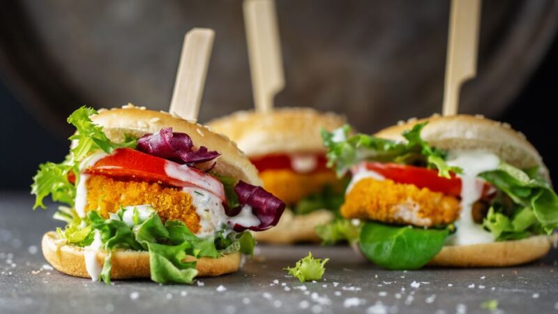 Przepis na burgera z kurczakiem – jak przygotować idealny chicken burger?