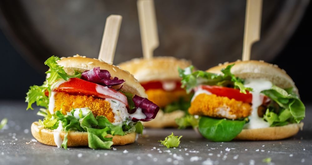 Przepis na burgera z kurczakiem – jak przygotować idealny chicken burger?