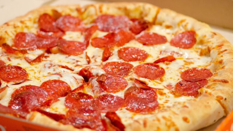 Najdziwniejsze pizze świata – od japońskiej z majonezem po szwedzką z kebabem