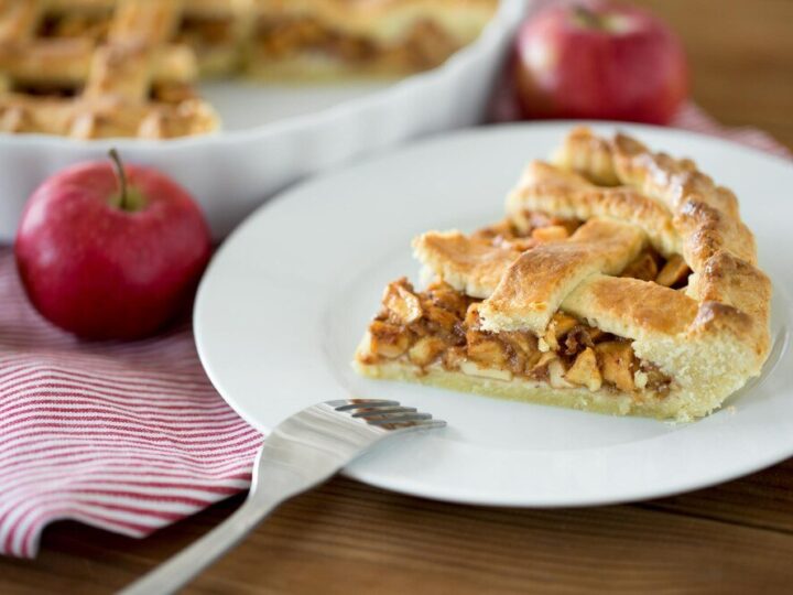 5 pomysłów na dietetyczną szarlotkę – przepisy na fit ciasto z jabłkami