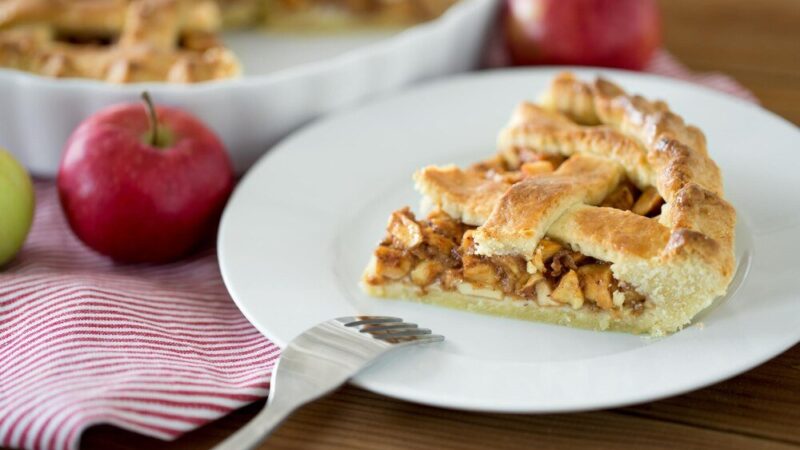 5 pomysłów na dietetyczną szarlotkę – przepisy na fit ciasto z jabłkami