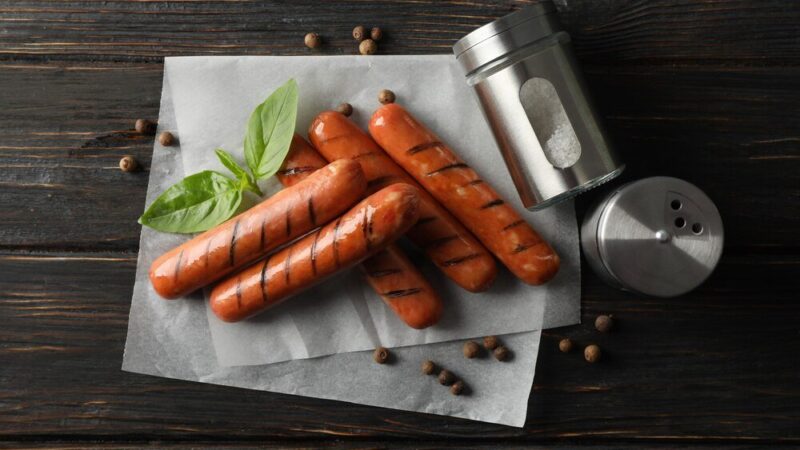 Jak zrobić kiełbasę do wędzenia: przygotowanie i przydatne wskazówki