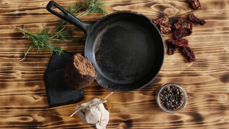 Kociołek myśliwski – przepisy na dania z kociołka żeliwnego