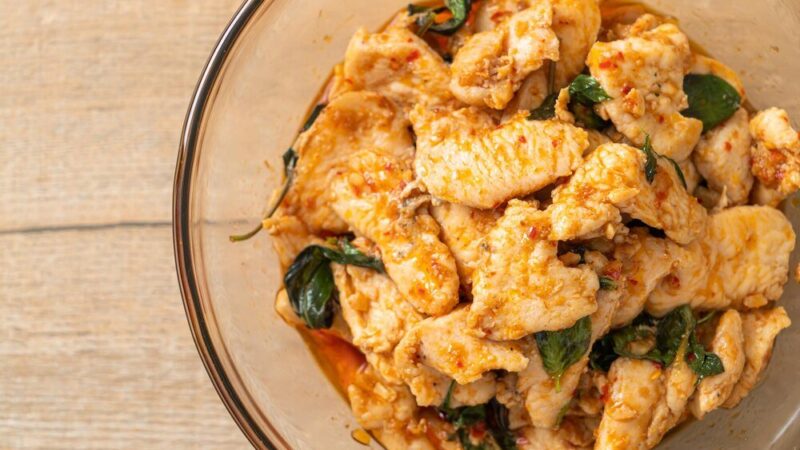 Kurczak po tajsku z mlekiem kokosowym – przepis na aromatyczny obiad