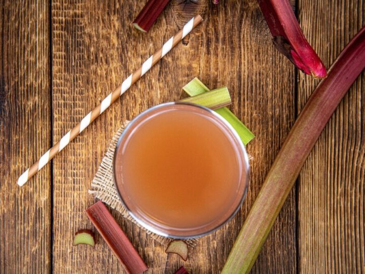 Nalewka z rabarbaru: 3 sprawdzone przepisy na każdą okazję