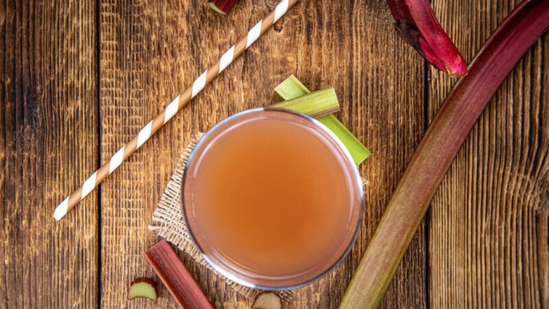 Nalewka z rabarbaru: 3 sprawdzone przepisy na każdą okazję