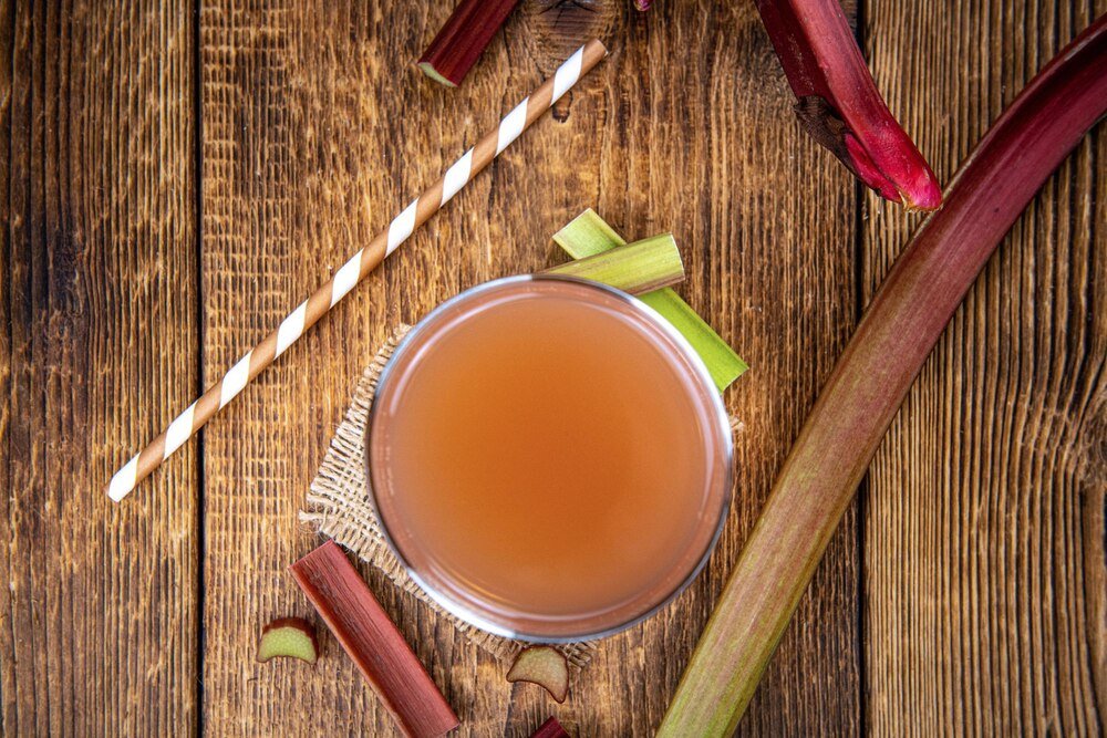 Nalewka z rabarbaru: 3 sprawdzone przepisy na każdą okazję