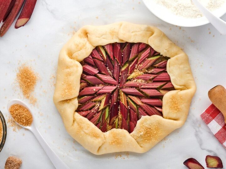 Proste przepisy na ciasto z rabarbarem i budyniem