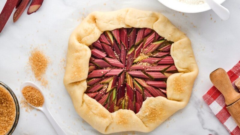 Proste przepisy na ciasto z rabarbarem i budyniem