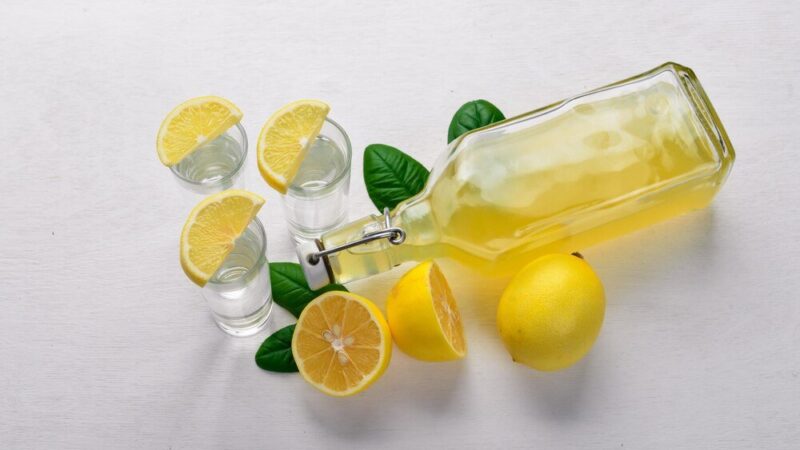 Domowa nalewka cytrynowa – szybkie przepisy na wódce i spirytusie