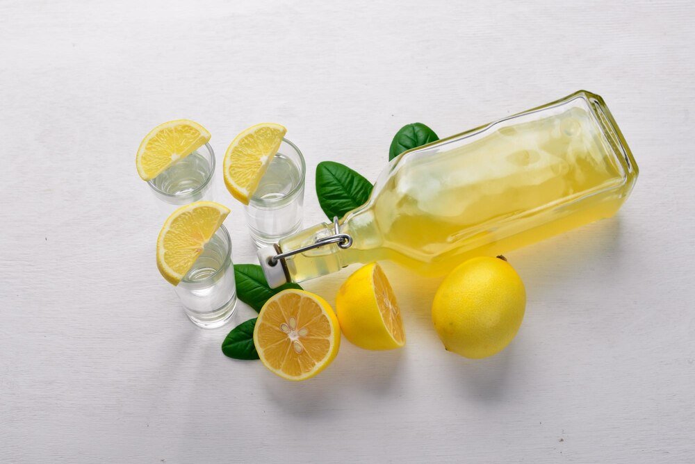 Domowa nalewka cytrynowa – szybkie przepisy na wódce i spirytusie