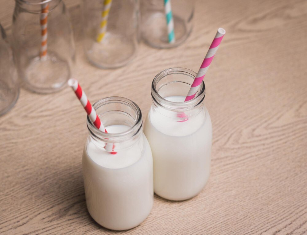 Czym się różni kefir od maślanki – porównanie produktów mlecznych