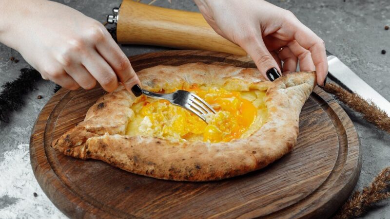 Chaczapuri imeruli – gruziński placek z serem w wersji domowej