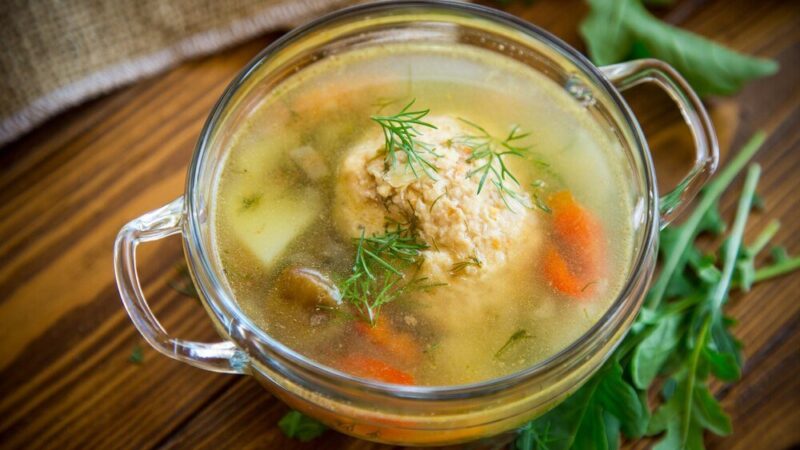 Co zrobić żeby rosół nie był mętny – praktyczne triki