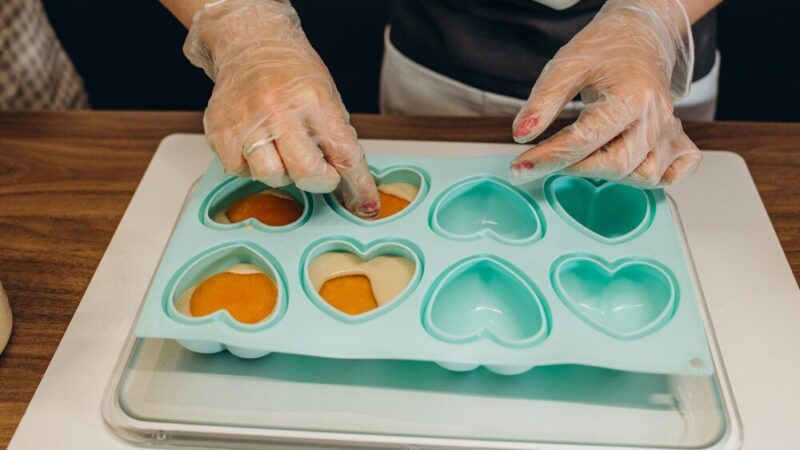 Czy formę silikonową trzeba smarować – jak piec, żeby nic nie przywierało?