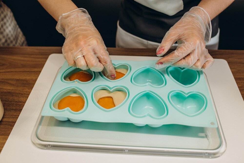Czy formę silikonową trzeba smarować – jak piec, żeby nic nie przywierało?