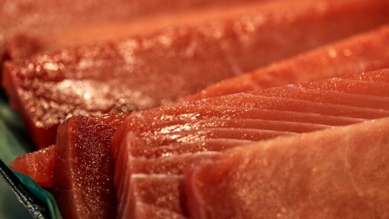 Czy łososia wędzonego można mrozić – zasady bezpiecznego przechowywania