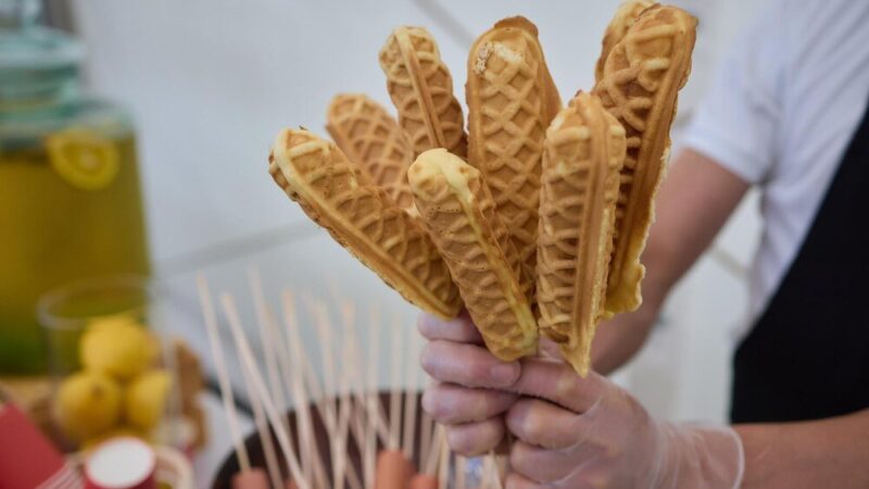 Gofry na patyku – przepis na efektowną przekąskę