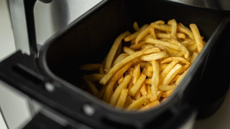 Ile piec frytki w airfryer, aby były idealnie chrupiące?