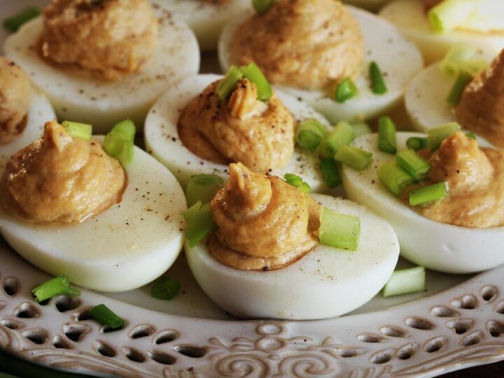 Jajka faszerowane w skorupkach – efektowna przekąska na stół