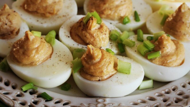 Jajka faszerowane w skorupkach – efektowna przekąska na stół