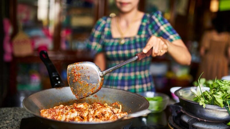 Makaron tajski – jak przygotować bazę do pad thai i innych dań?