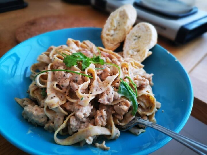 Makaron z tuńczykiem w sosie śmietanowo serowym – szybki obiad dla zabieganych