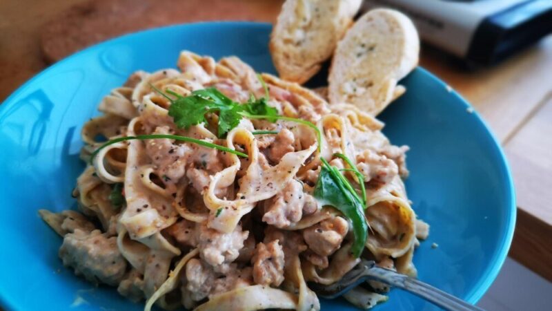 Makaron z tuńczykiem w sosie śmietanowo serowym – szybki obiad dla zabieganych