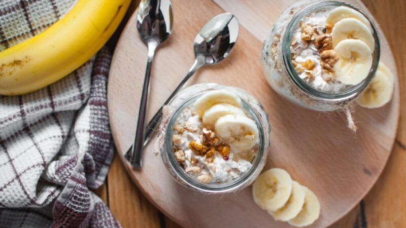 Nocna owsianka z bananem – zdrowe śniadanie bez gotowania