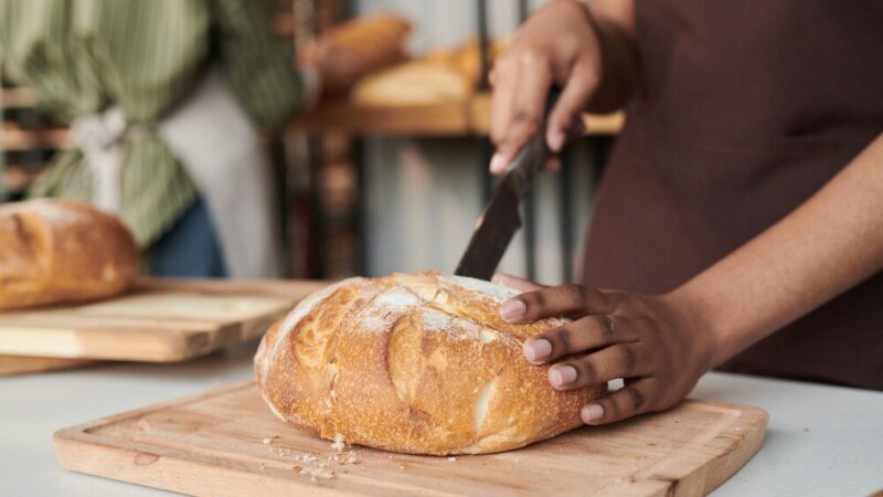 Przepis na chleb orkiszowy na drożdżach – prosty sposób pieczenia