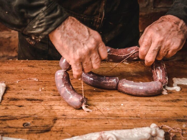 Przepis na swojską kiełbasę – domowe wędliny bez tajemnic