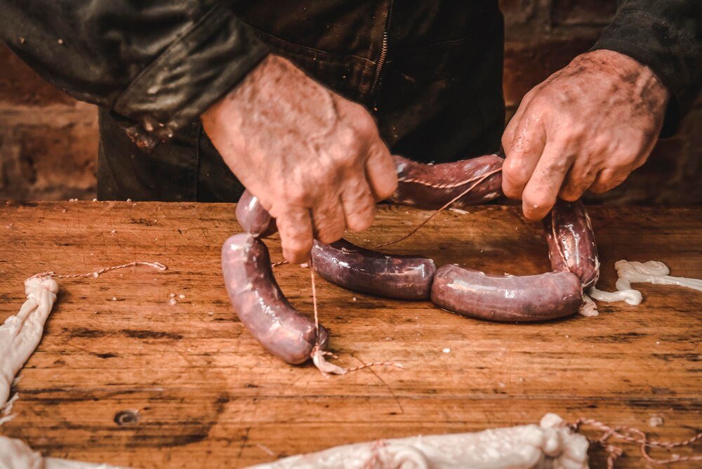 Przepis na swojską kiełbasę – domowe wędliny bez tajemnic