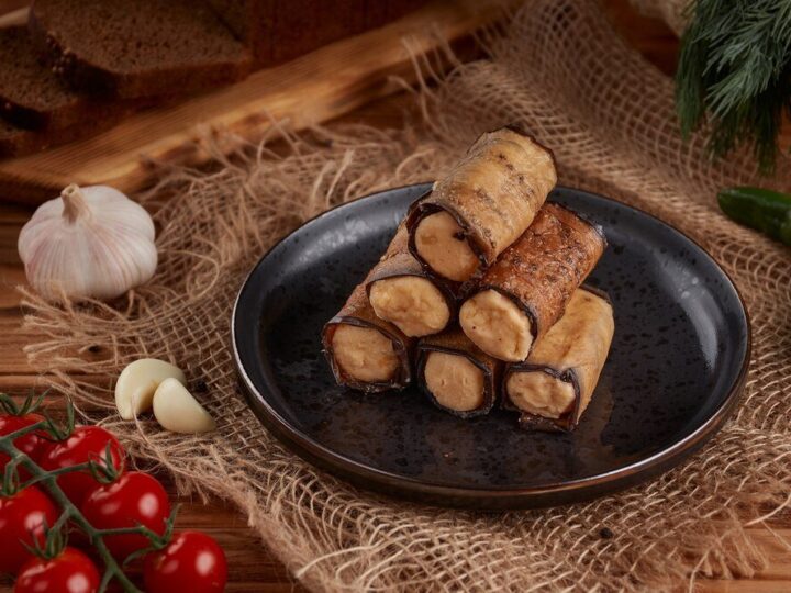 Roladki schabowe z pieczarkami duszone w sosie – pomysł na rodzinny obiad