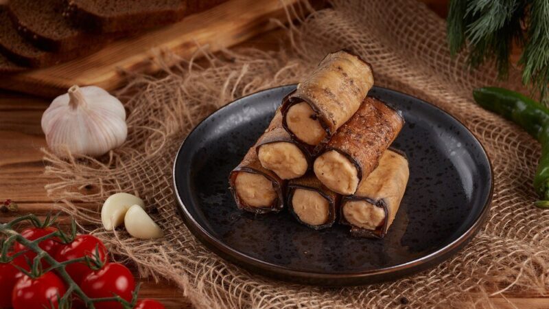 Roladki schabowe z pieczarkami duszone w sosie – pomysł na rodzinny obiad