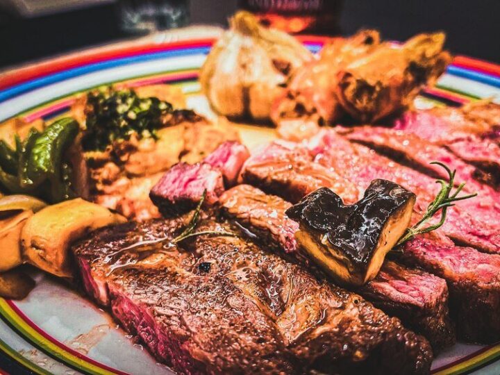 Rostbef czy antrykot – co wybrać na stek?