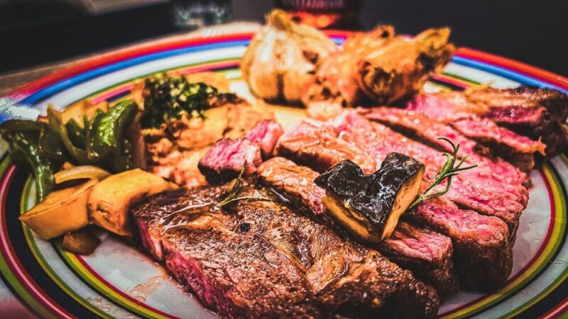 Rostbef czy antrykot – co wybrać na stek?
