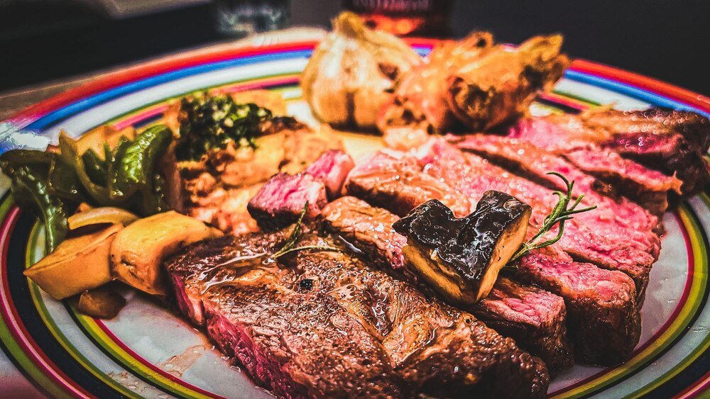 Rostbef czy antrykot – co wybrać na stek?