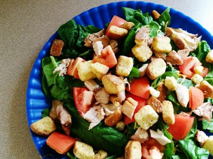 Salatka z grzankami – chrupiąca propozycja na kolację