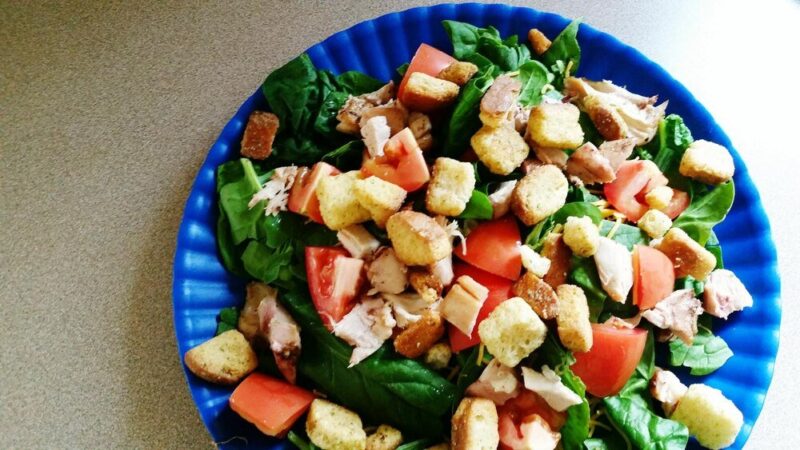 Salatka z grzankami – chrupiąca propozycja na kolację