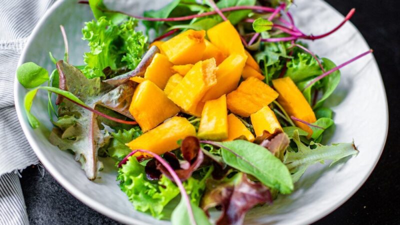 Salatka z mango – orzeźwiający dodatek do obiadu