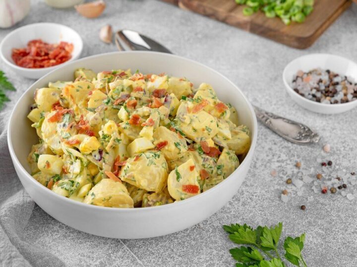 Sałatka z tortellini i suszonymi pomidorami – szybki obiad na zimno